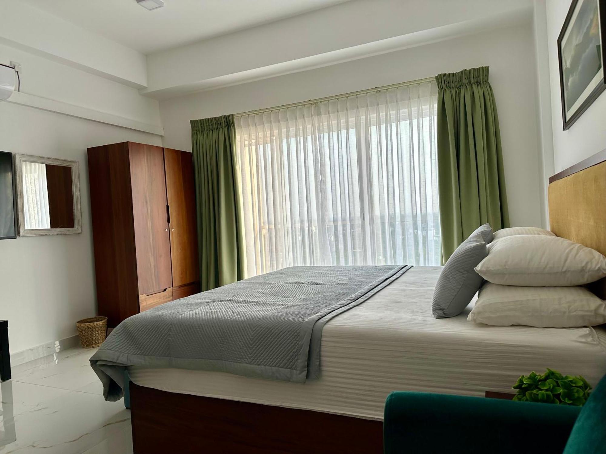 Ocean Breeze Hotel Residencies Britlanka Apartments نيجومبو المظهر الخارجي الصورة
