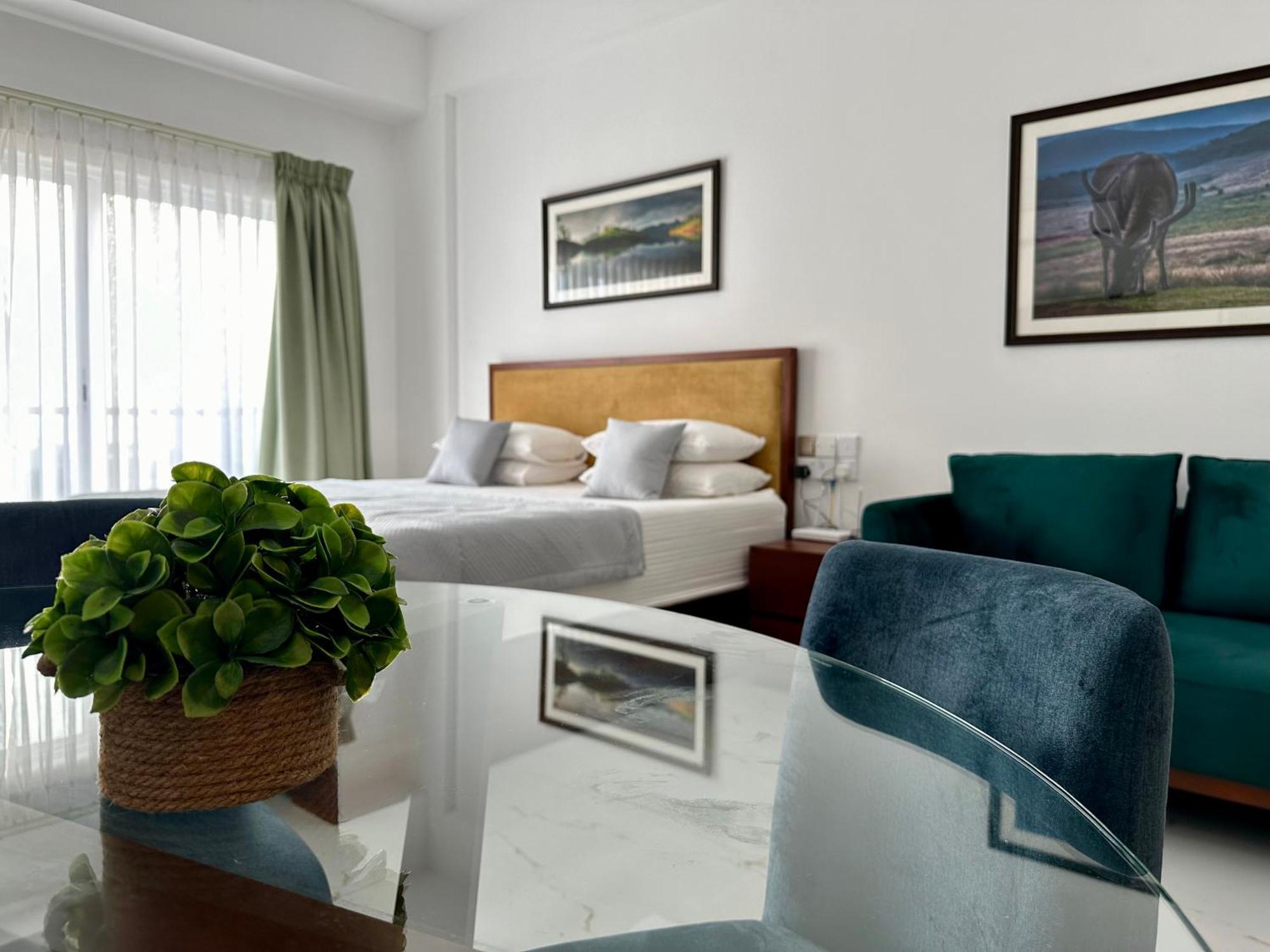 Ocean Breeze Hotel Residencies Britlanka Apartments نيجومبو المظهر الخارجي الصورة