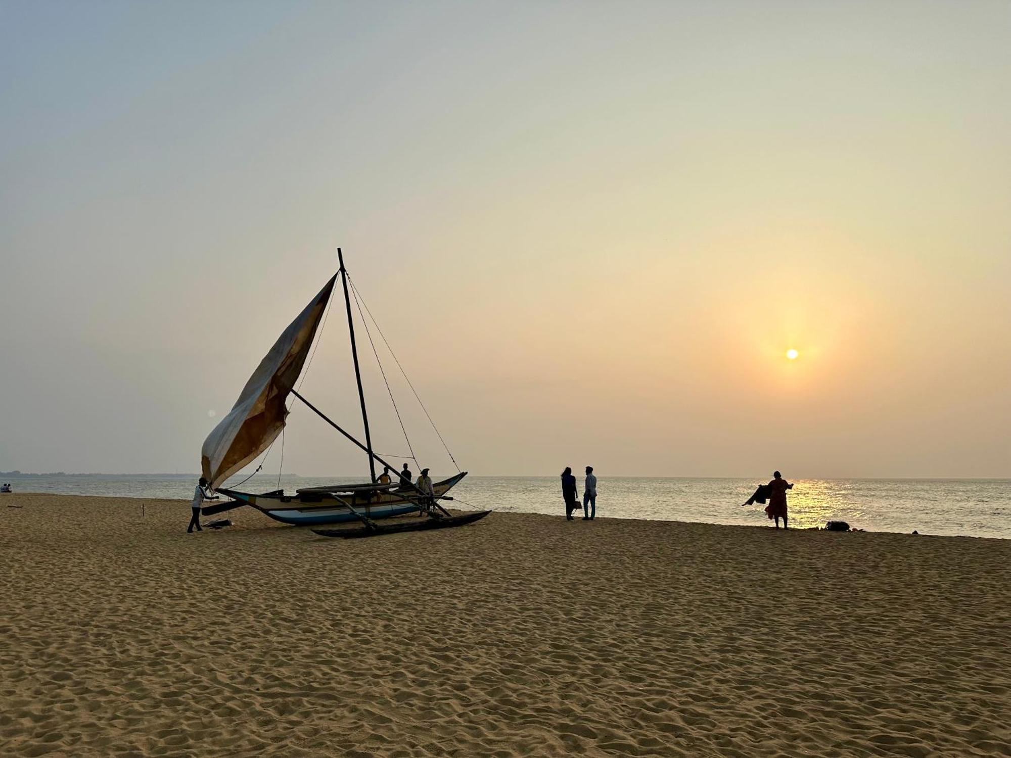Ocean Breeze Hotel Residencies Britlanka Apartments نيجومبو المظهر الخارجي الصورة