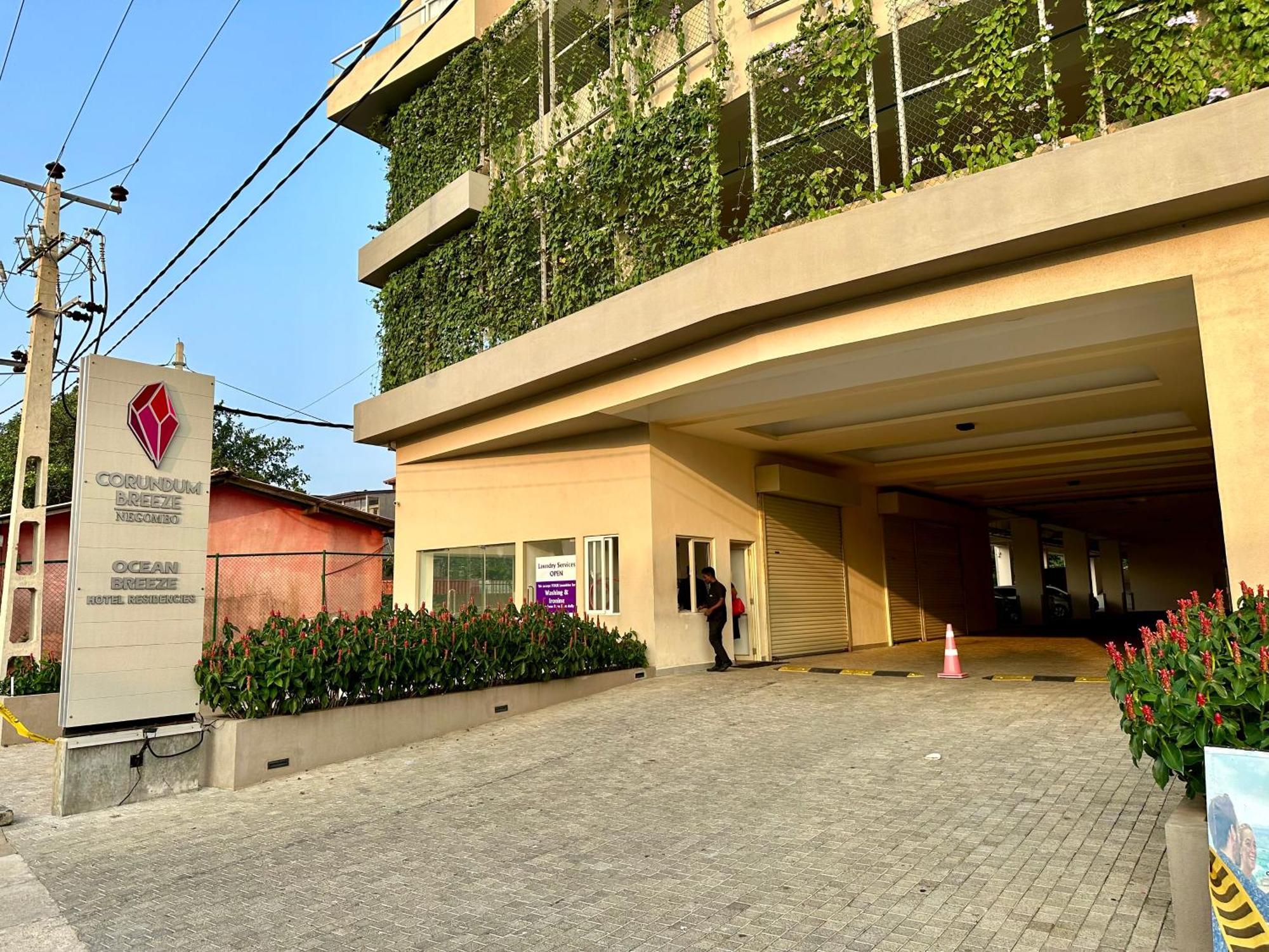 Ocean Breeze Hotel Residencies Britlanka Apartments نيجومبو المظهر الخارجي الصورة