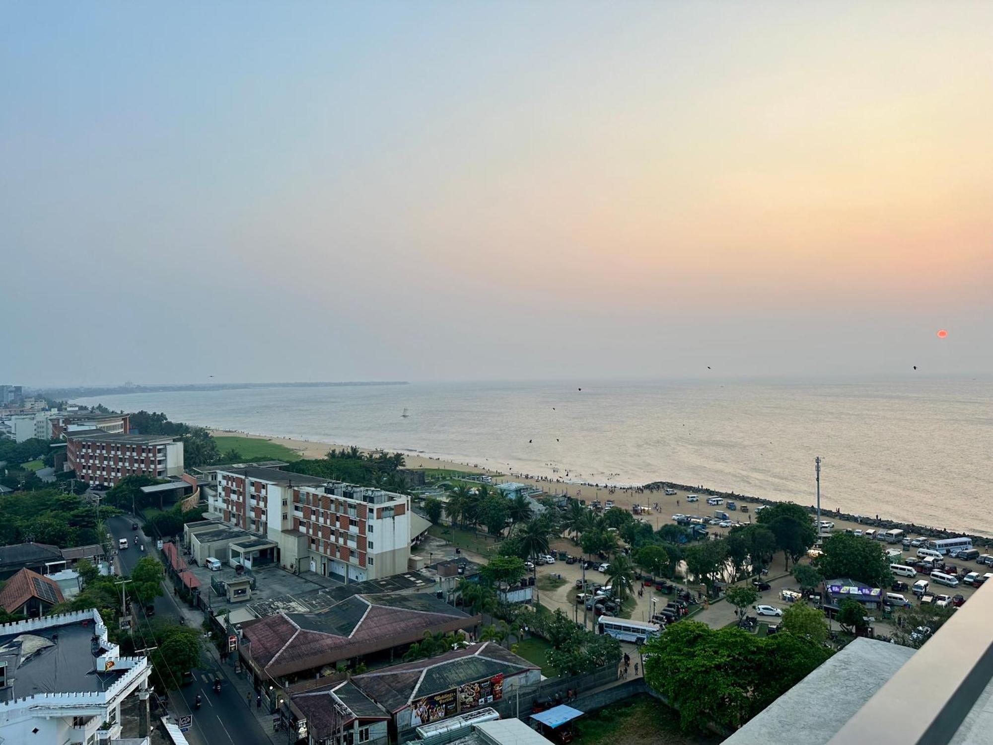 Ocean Breeze Hotel Residencies Britlanka Apartments نيجومبو المظهر الخارجي الصورة