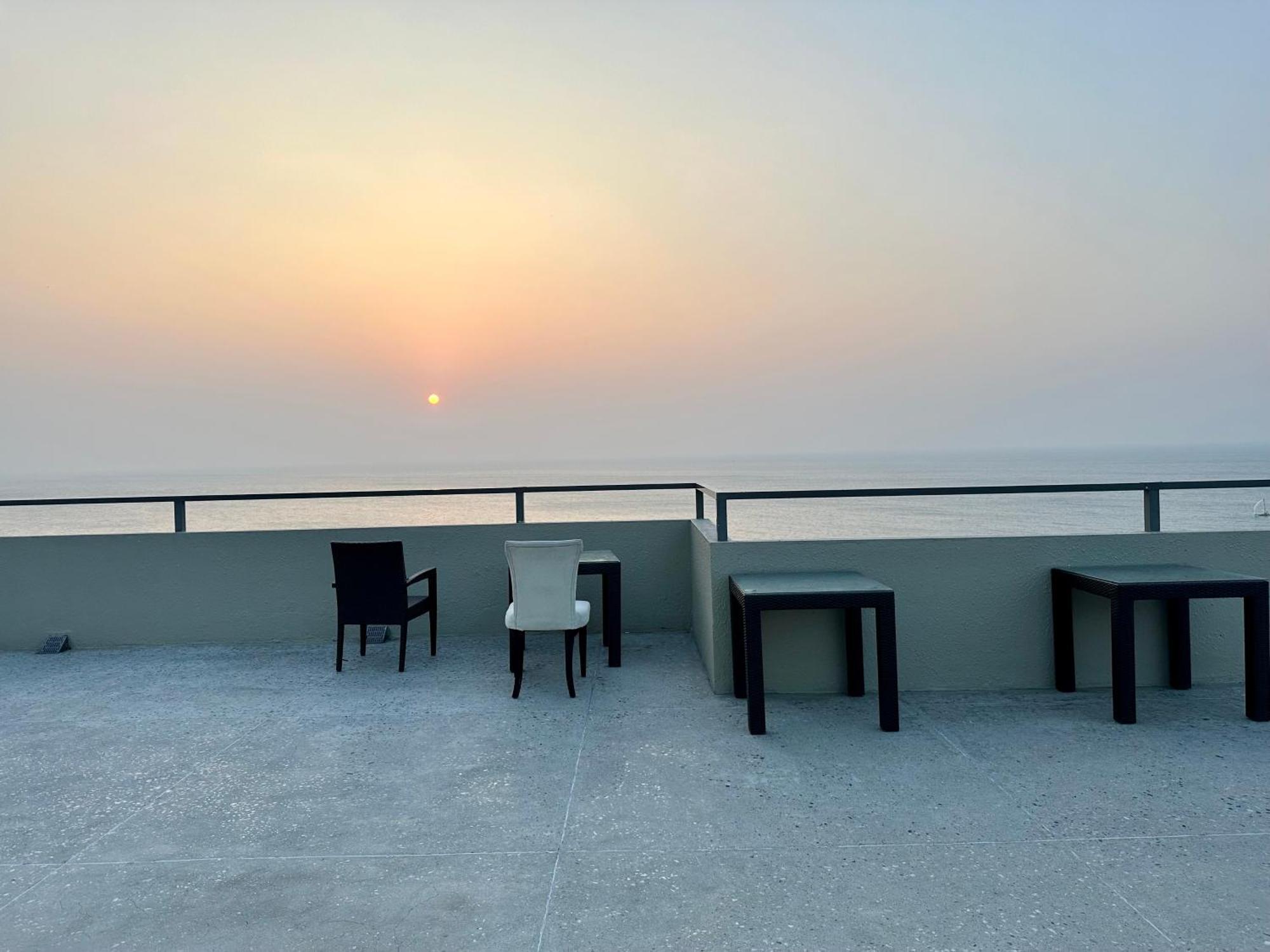 Ocean Breeze Hotel Residencies Britlanka Apartments نيجومبو المظهر الخارجي الصورة