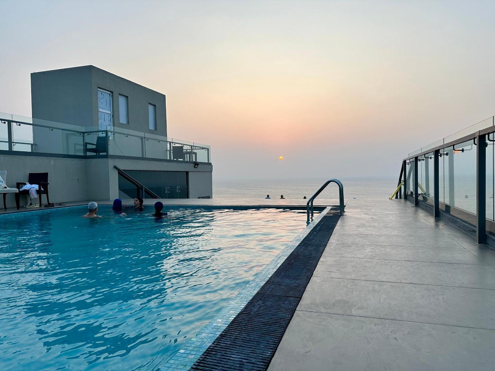 Ocean Breeze Hotel Residencies Britlanka Apartments نيجومبو المظهر الخارجي الصورة