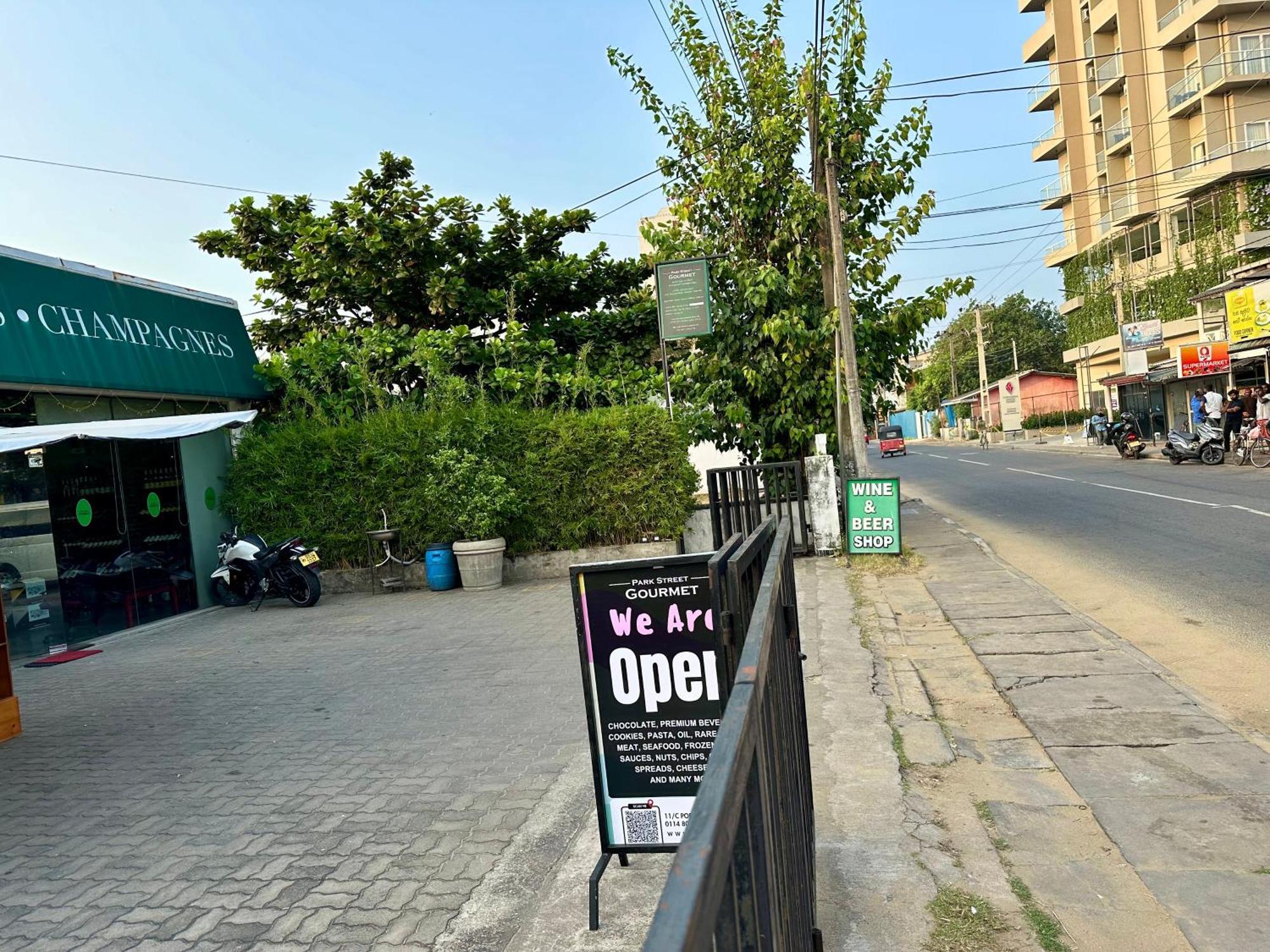 Ocean Breeze Hotel Residencies Britlanka Apartments نيجومبو المظهر الخارجي الصورة