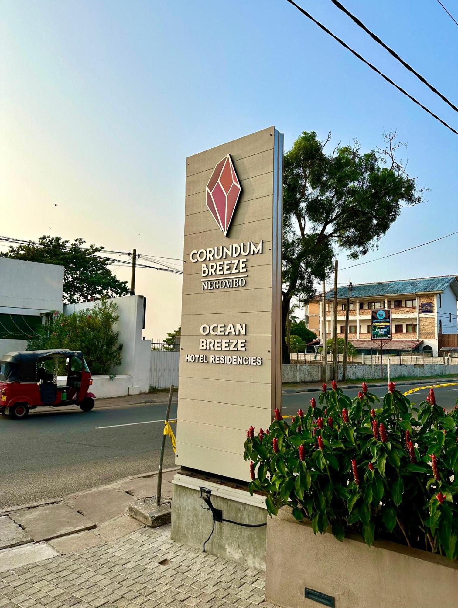 Ocean Breeze Hotel Residencies Britlanka Apartments نيجومبو المظهر الخارجي الصورة