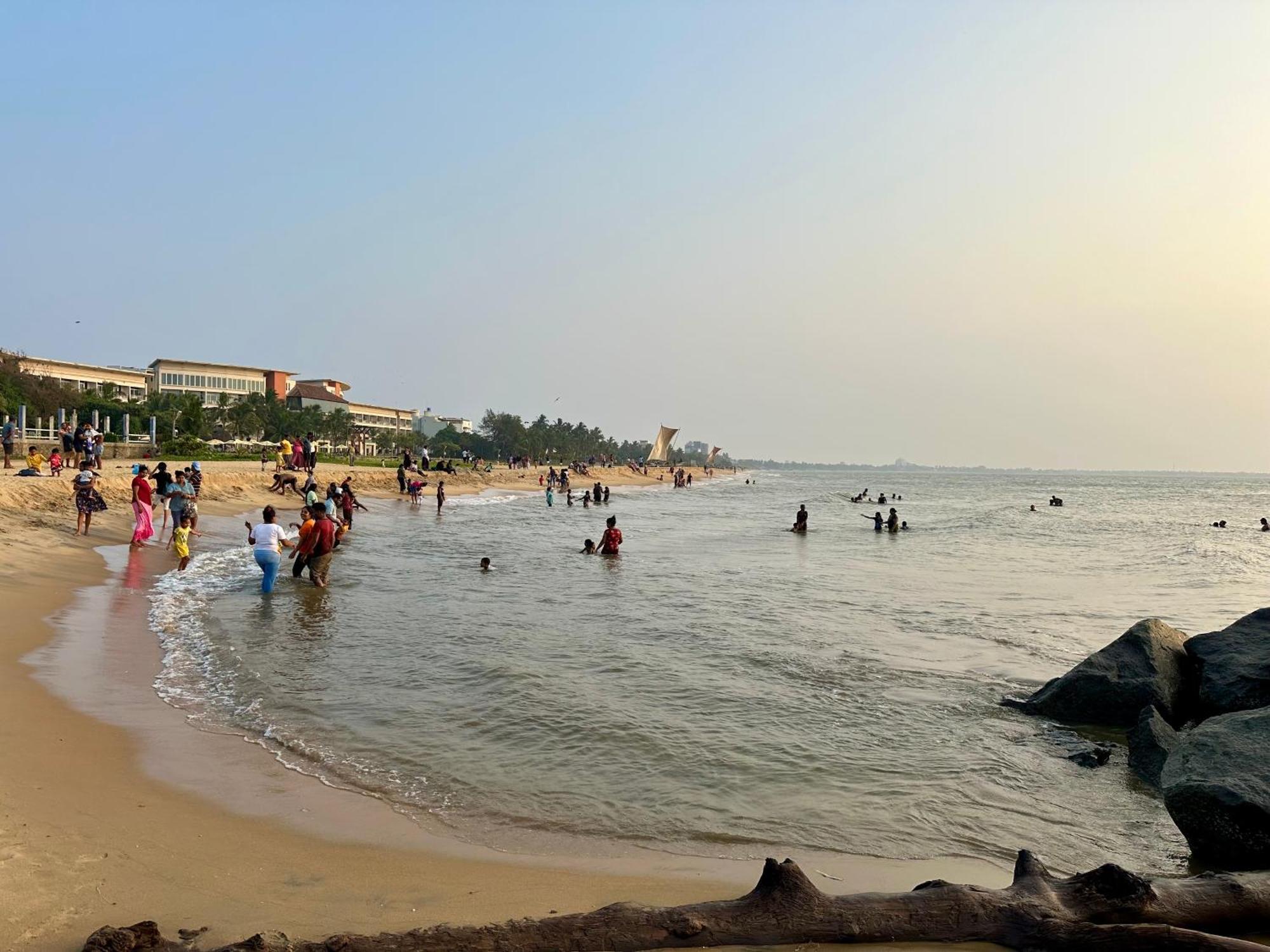 Ocean Breeze Hotel Residencies Britlanka Apartments نيجومبو المظهر الخارجي الصورة